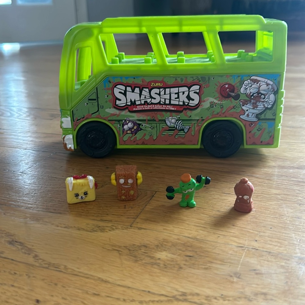 Zuru Smashers Bus and 4 Characters